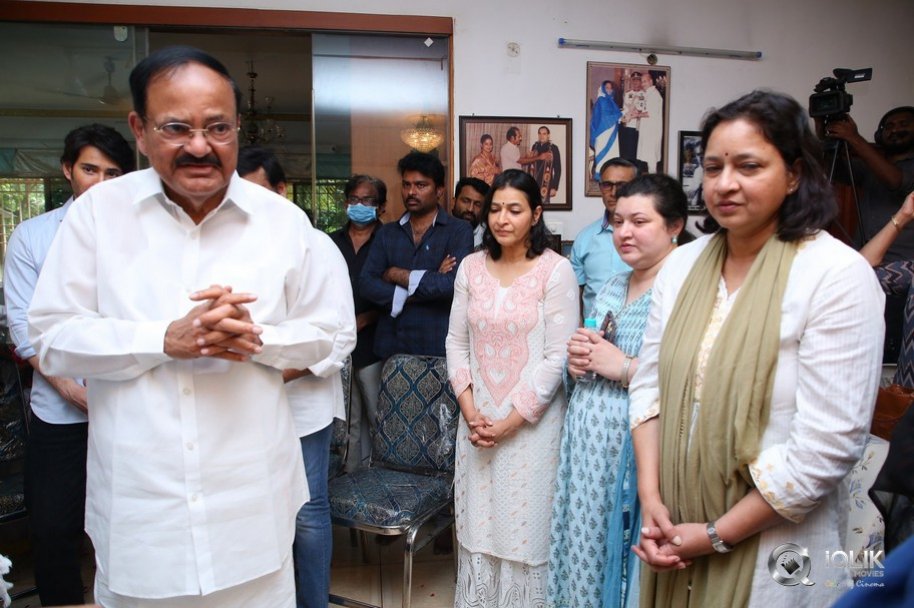 Celebrities-pay-homage-to-superstar-Krishna